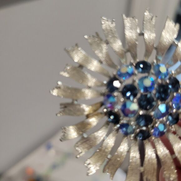 Vintage Lisner Brooch Blue Aurora Borealis Rhinestone Flower - Picture 11 of 11